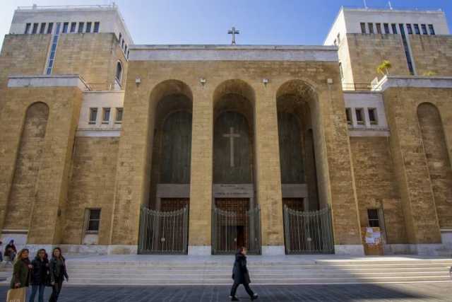 Bari, San Ferdinando: quella chiesa-simbolo che vive in simbiosi con negozi e condom�ni